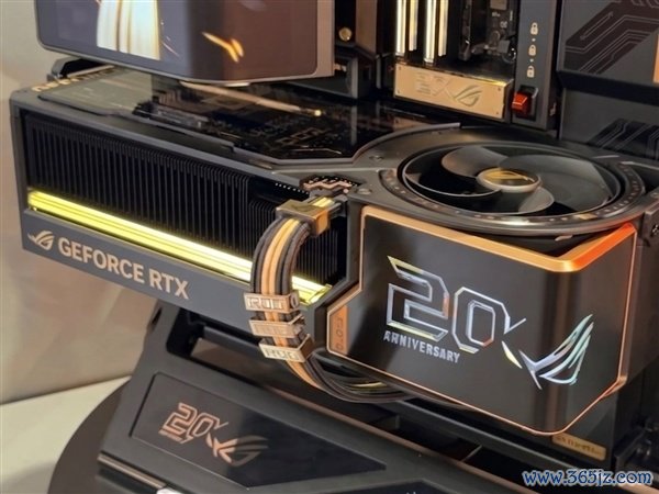 ROG夜神RTX 5090 20周年缅念念卡发布：4槽巨兽解锁800W！