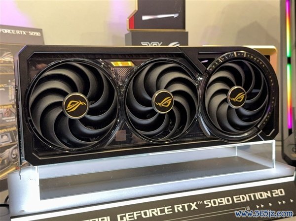 ROG夜神RTX 5090 20周年缅念念卡发布：4槽巨兽解锁800W！