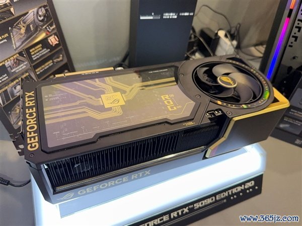 ROG夜神RTX 5090 20周年缅念念卡发布：4槽巨兽解锁800W！
